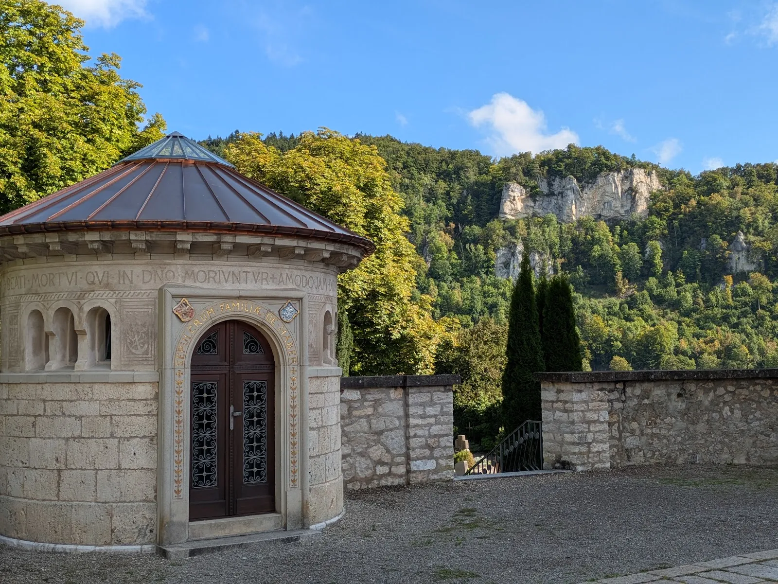 Вид на Бенедиктинское аббатство Бойрон