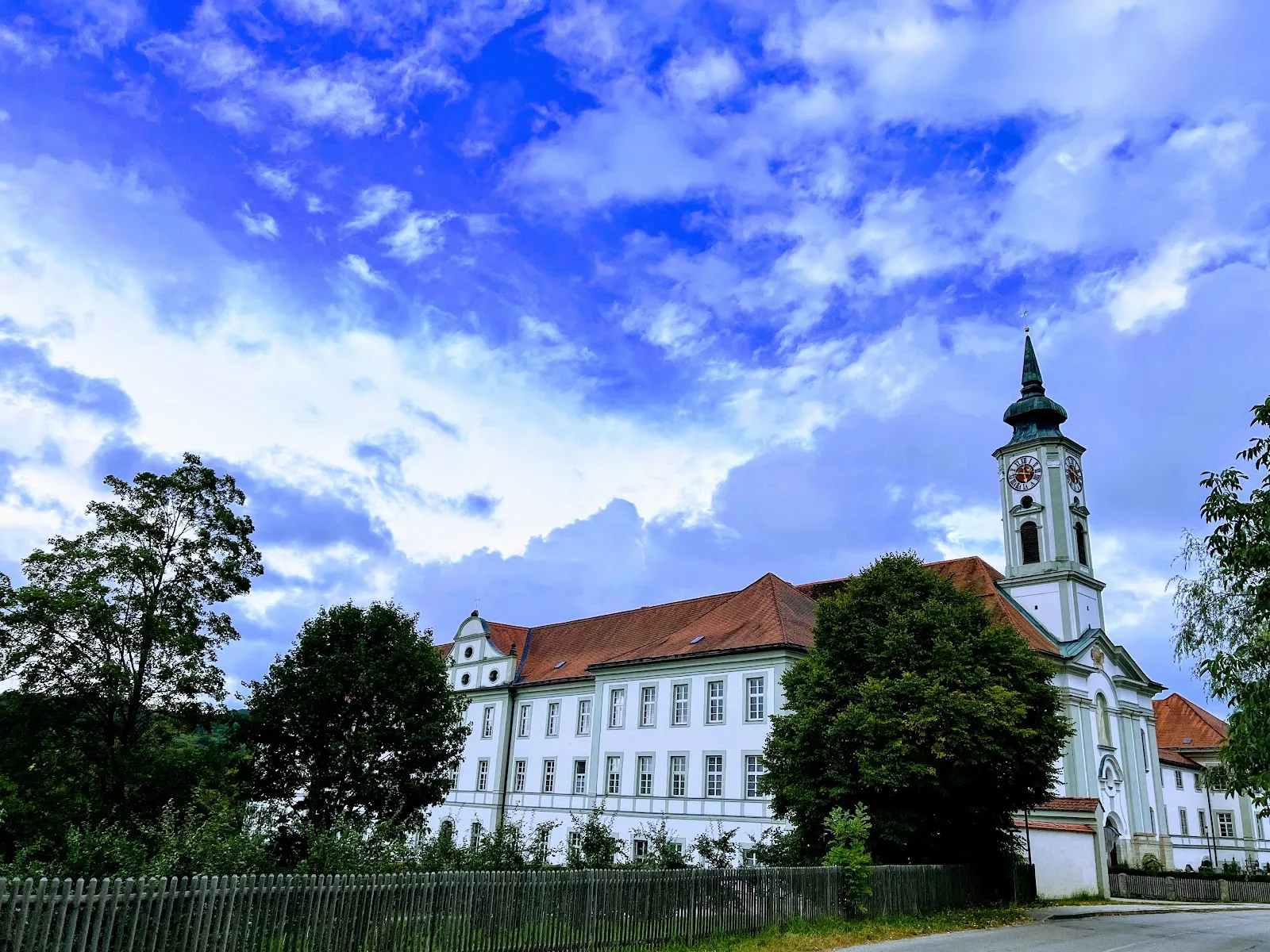 Вид на Бенедиктинское аббатство Шефтларн