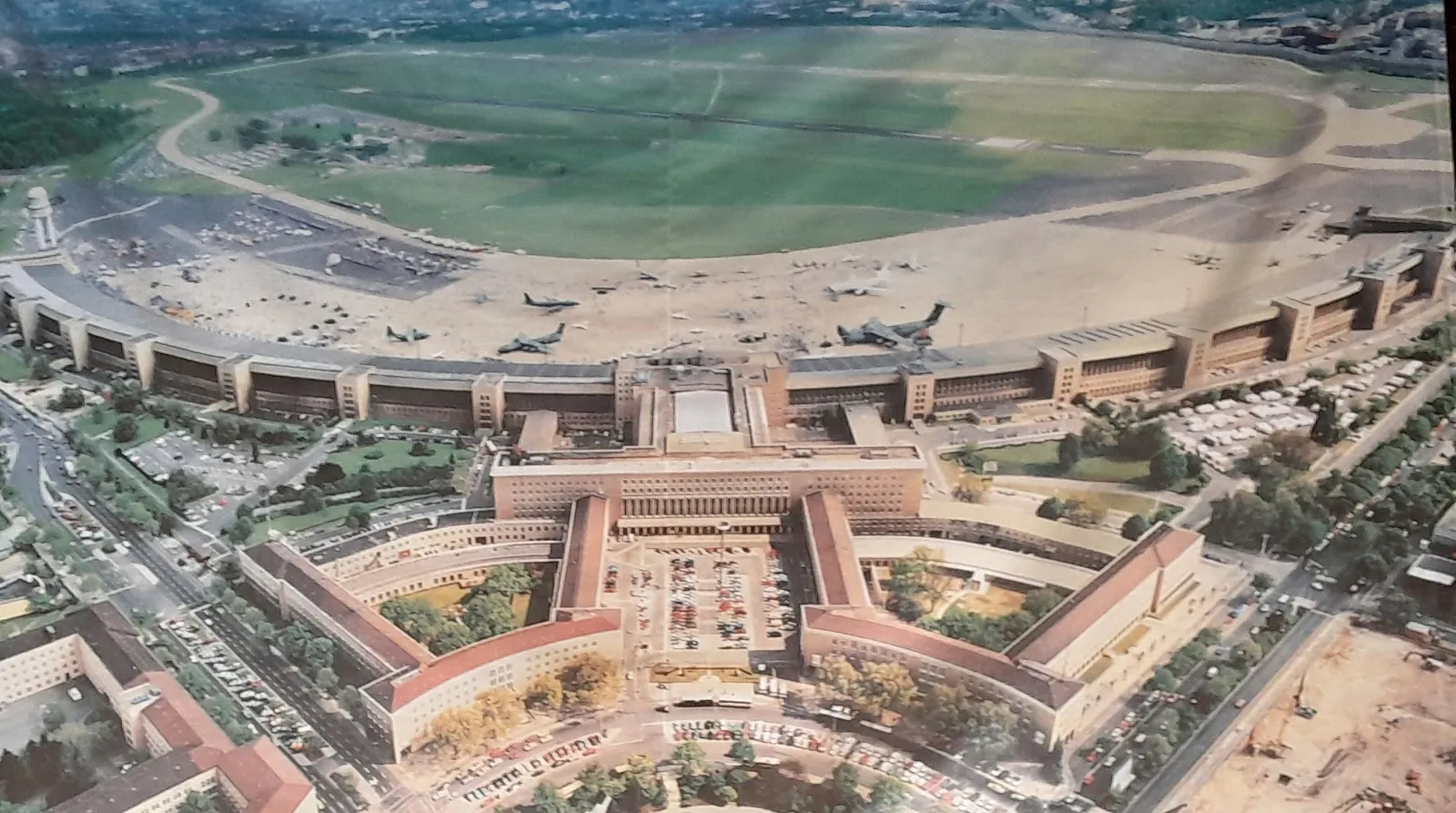 Здание аэропорта Берлин-Темпельхоф