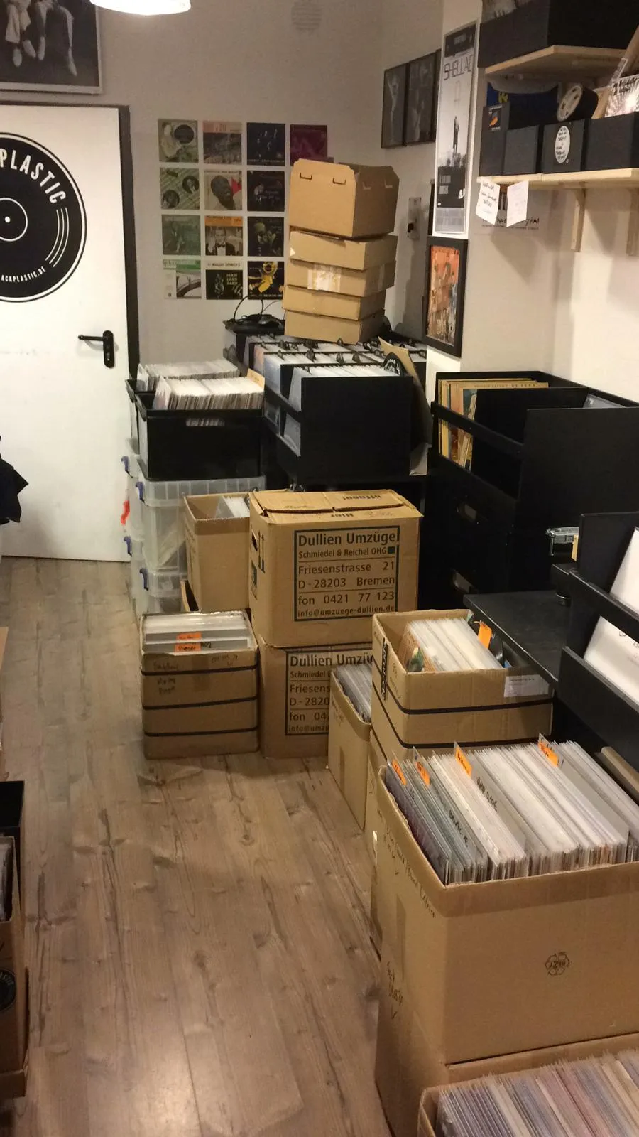 Магазин Black Plastic Bremen с витриной и товарами