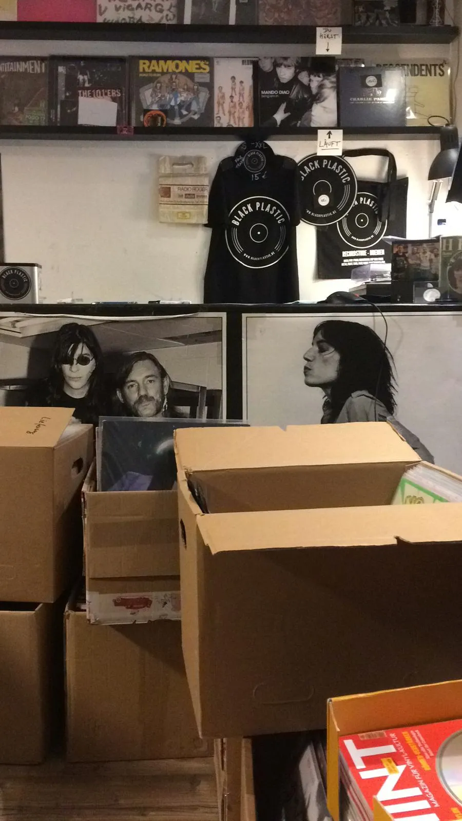 Магазин Black Plastic Bremen с витриной и товарами