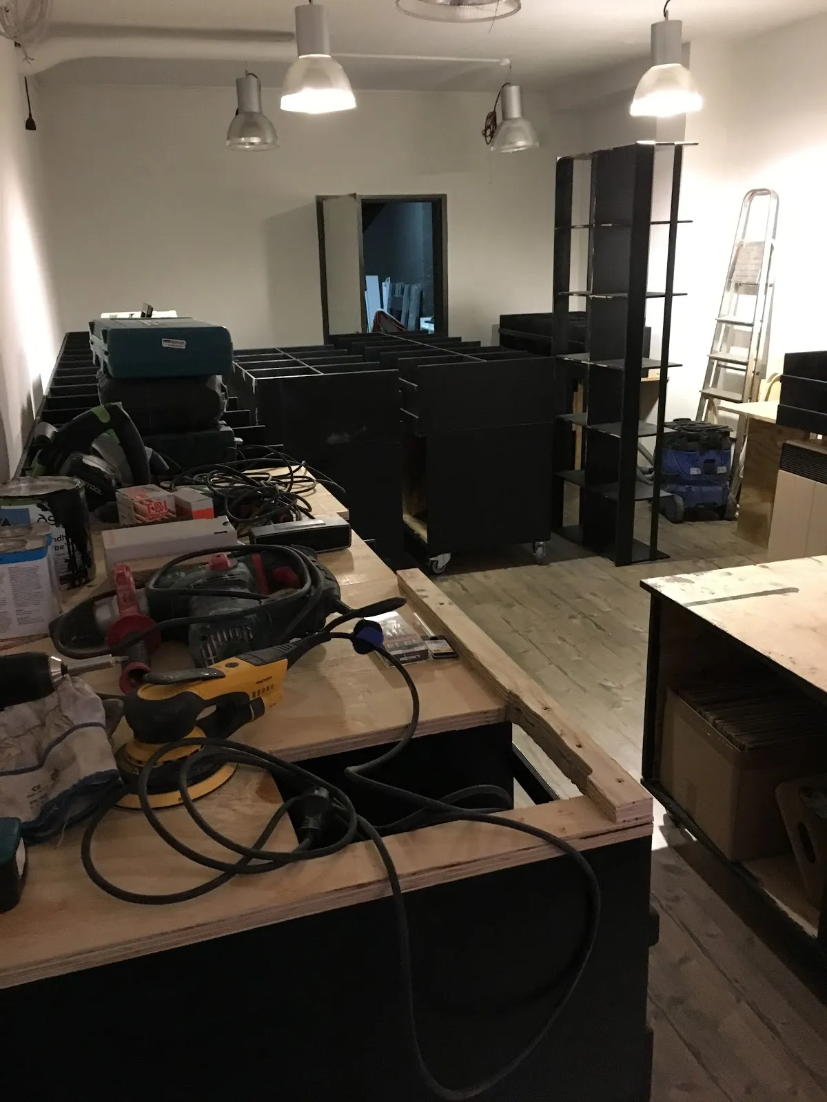 Магазин Black Plastic Bremen с витриной и товарами