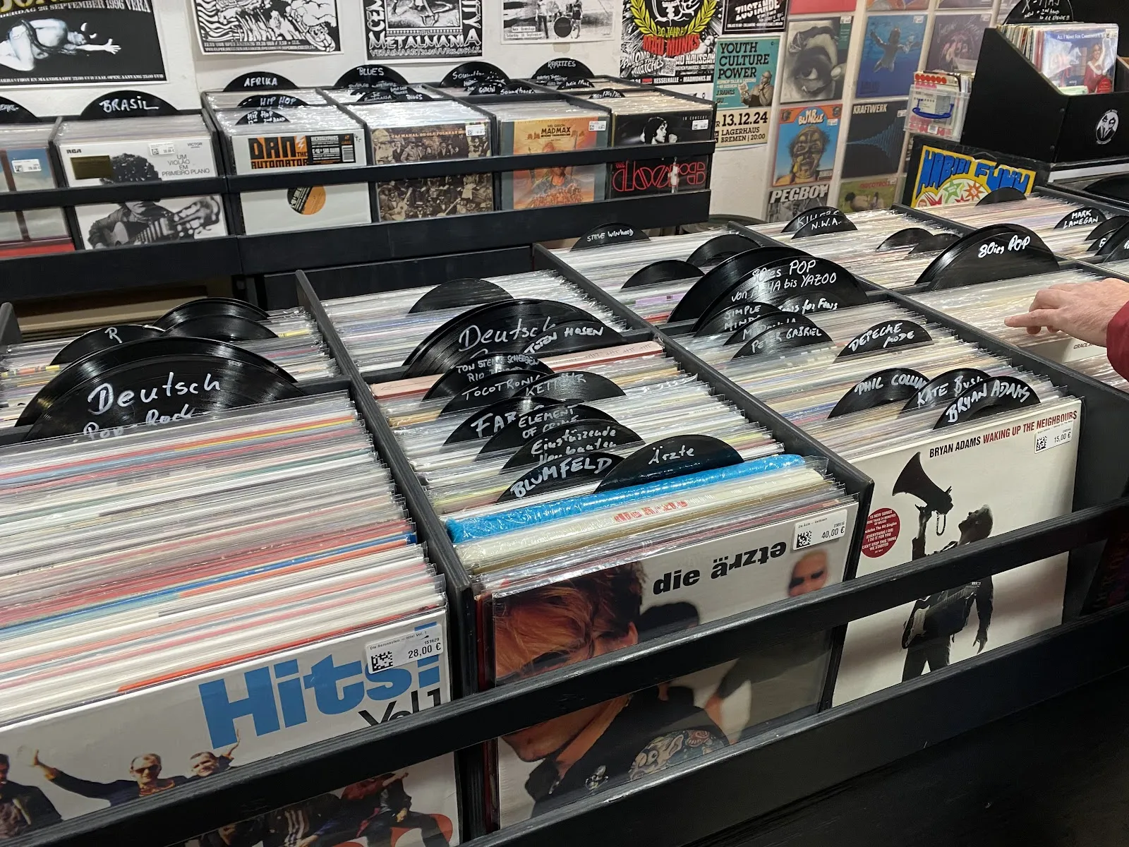 Магазин Black Plastic Bremen с витриной и товарами