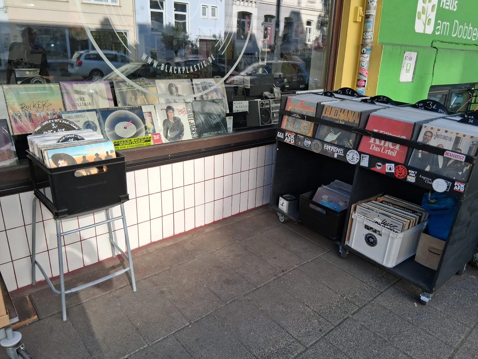 Магазин Black Plastic Bremen с витриной и товарами