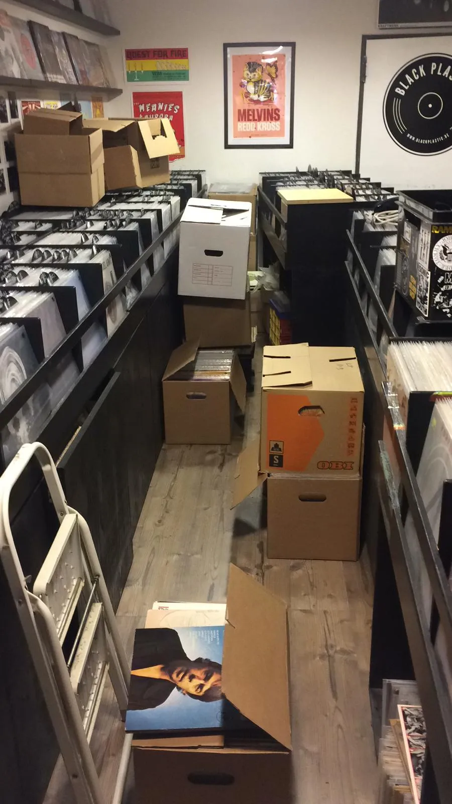 Магазин Black Plastic Bremen с витриной и товарами