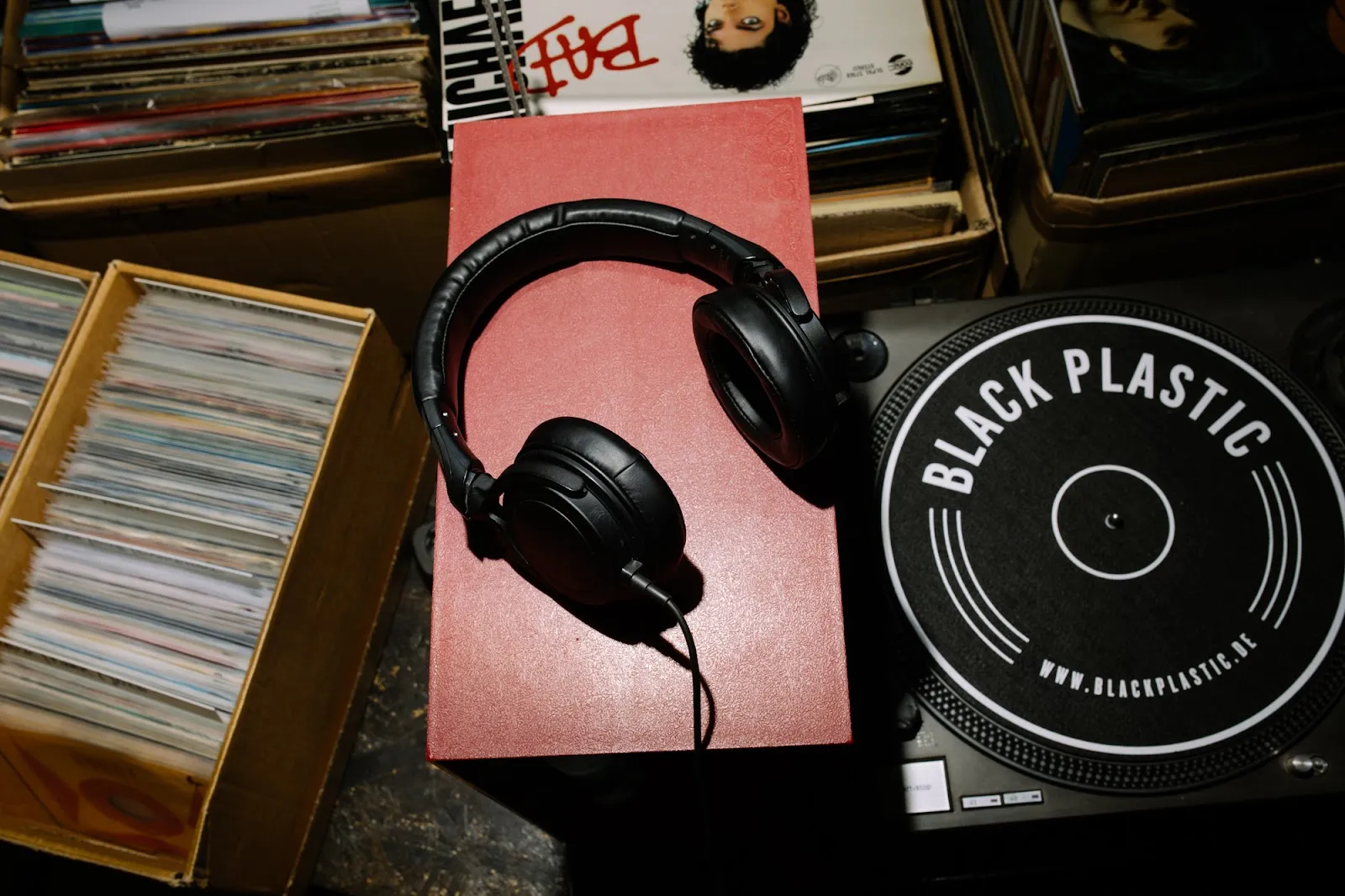 Магазин Black Plastic Bremen с витриной и товарами