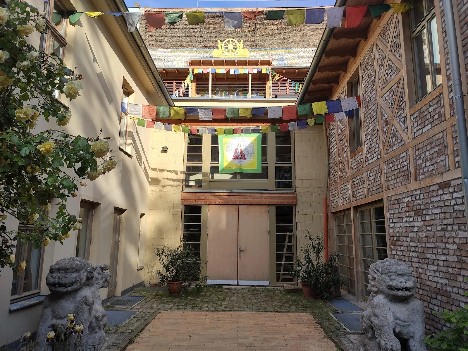 Фасад здания буддийского центра Бодхичарья Берлин