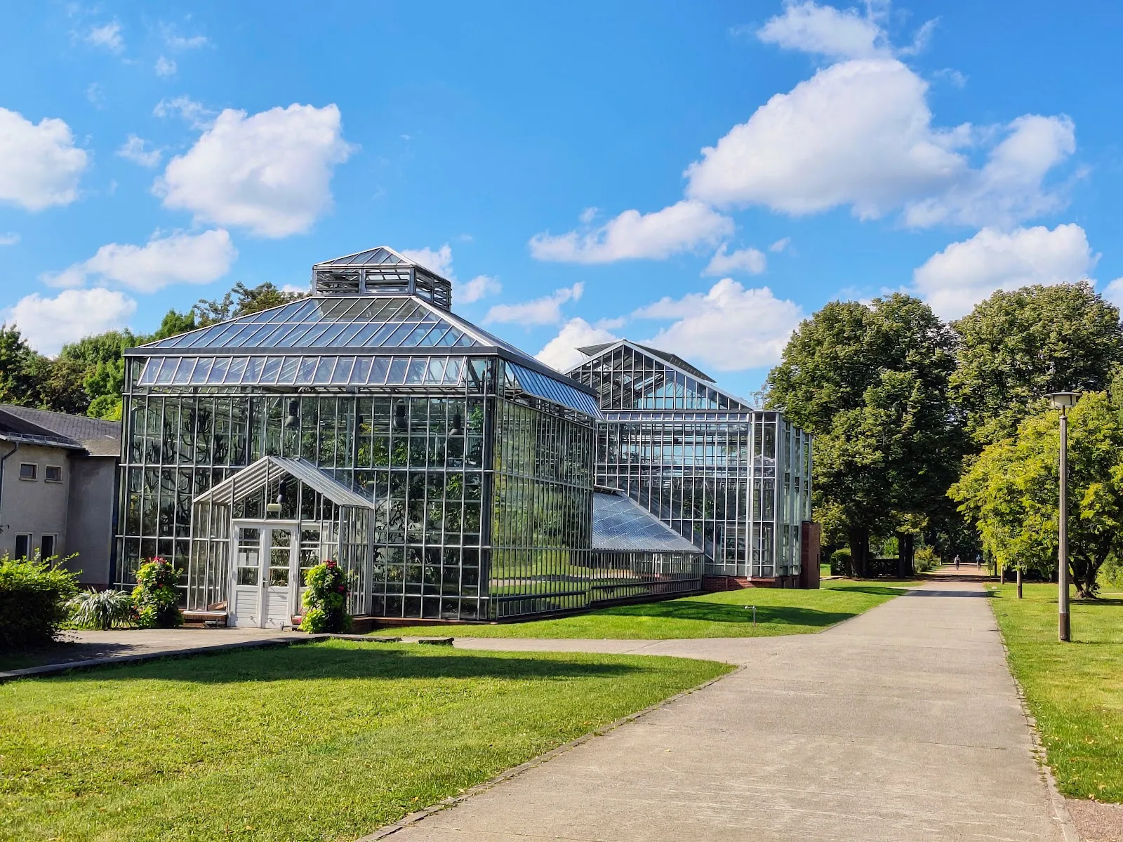 Панорамный вид на Ботанический народный парк Бланкенфельде-Панков с разнообразной растительностью