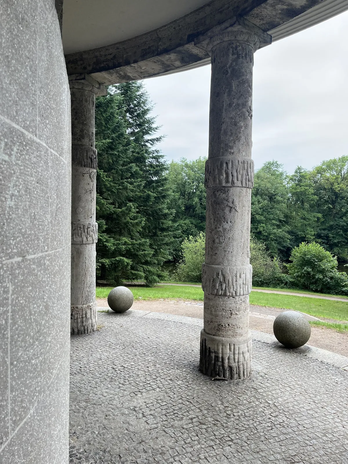 Бременская телевизионная башня на фоне Городского леса