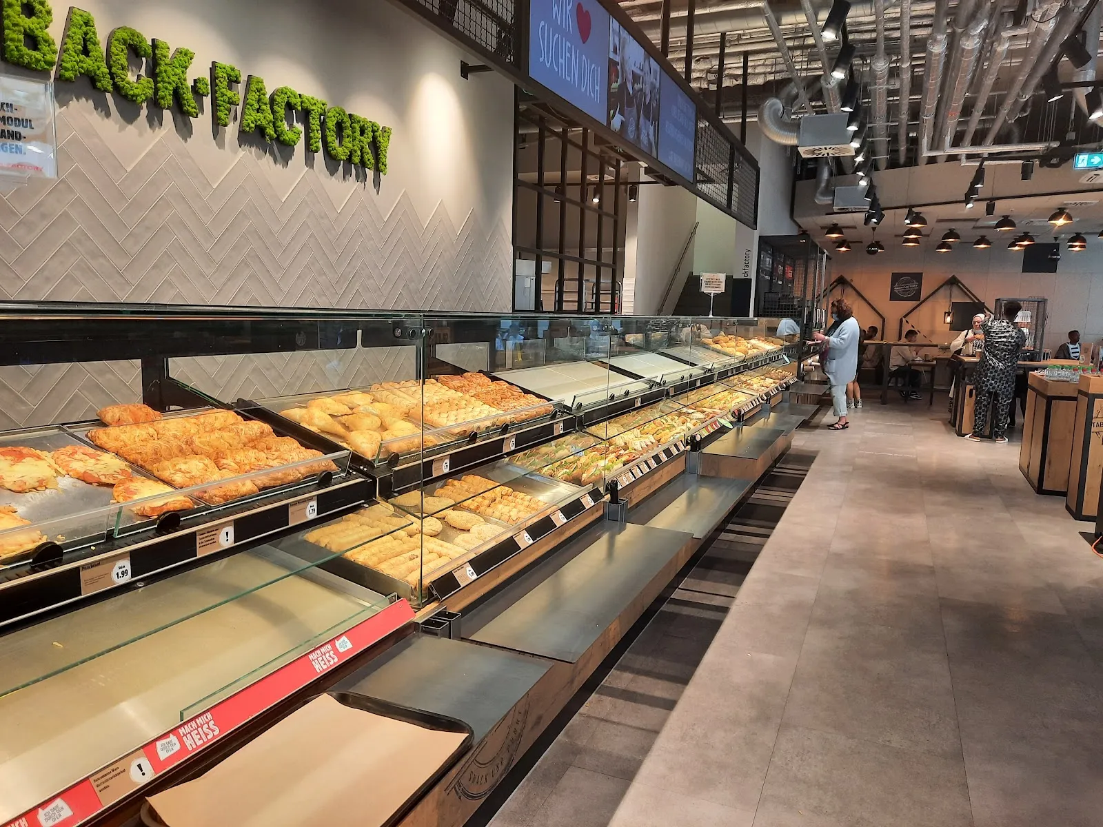 Бременские городские ворота на фоне голубого неба