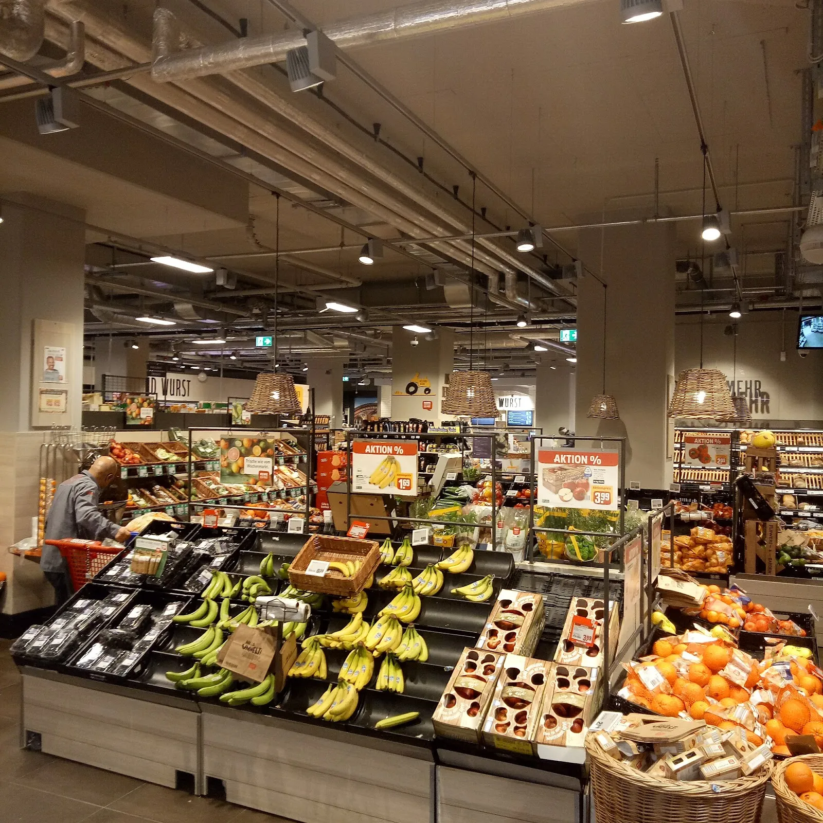 Бременские городские ворота на фоне голубого неба