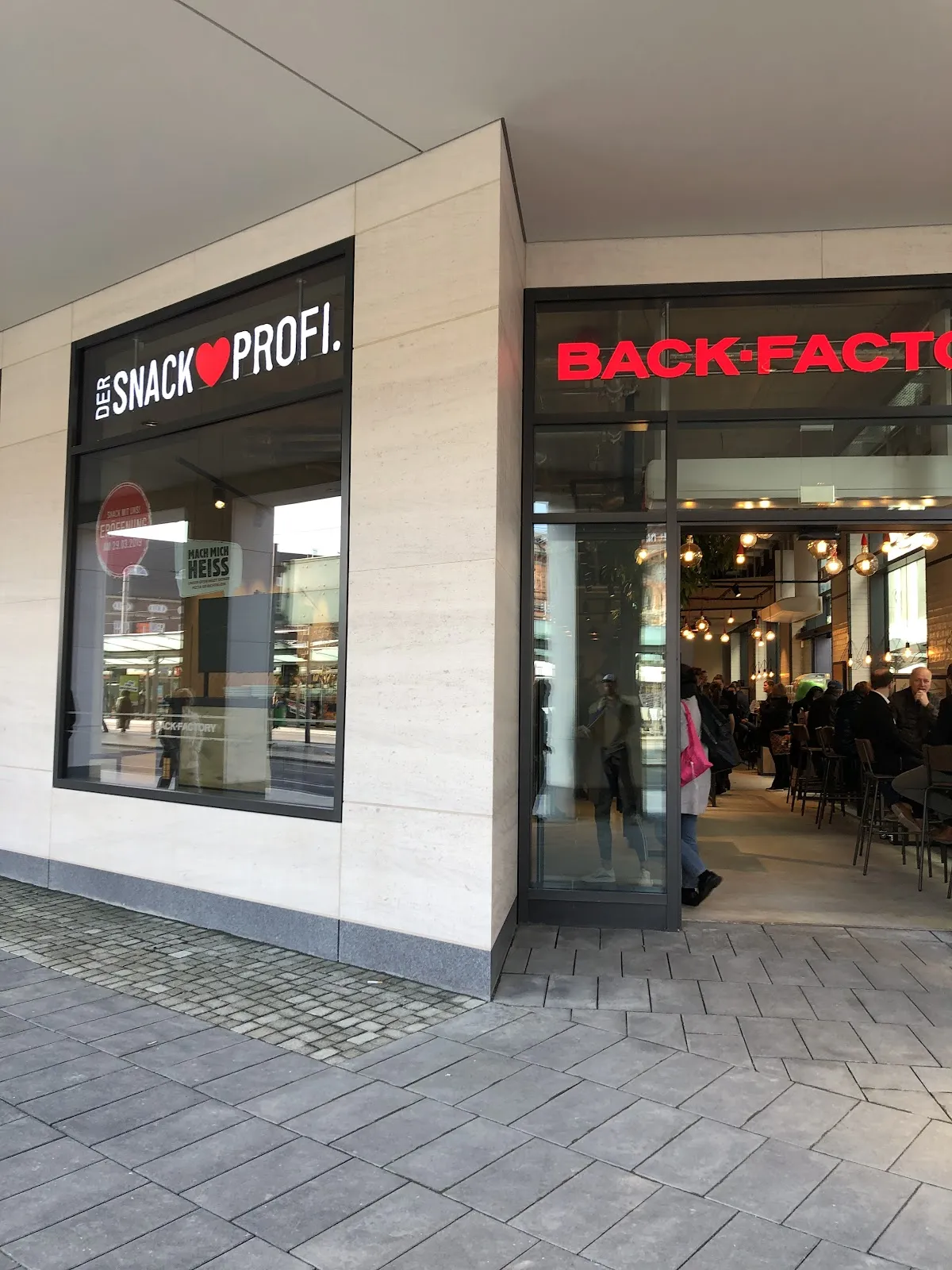 Бременские городские ворота на фоне голубого неба