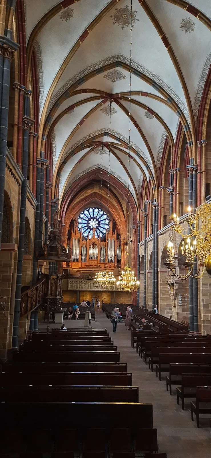 Бременский собор, вид на фасад и окна