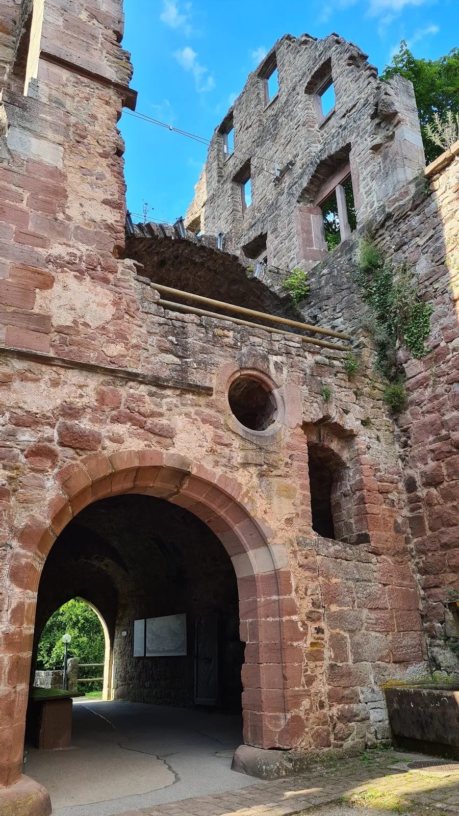 Средневековый замок Бург Цавельштайн, Германия