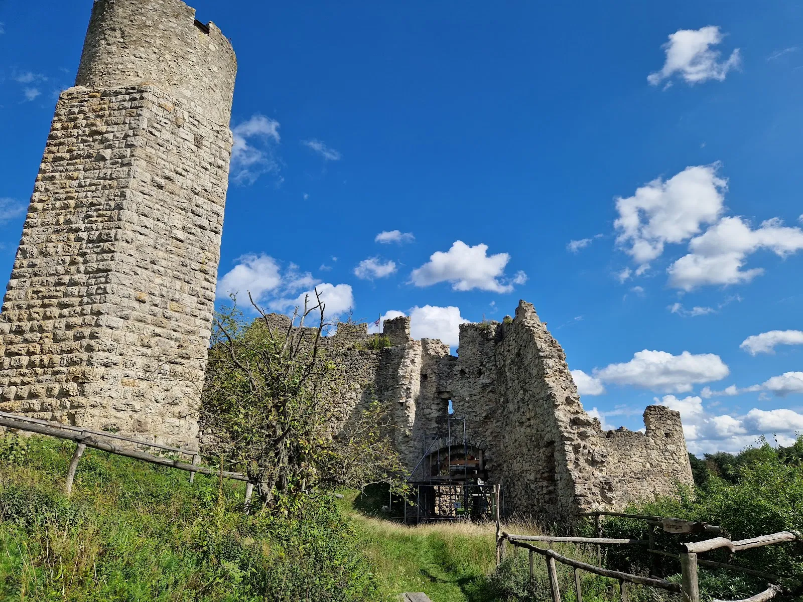 Руины замка Бранденбург на вершине холма