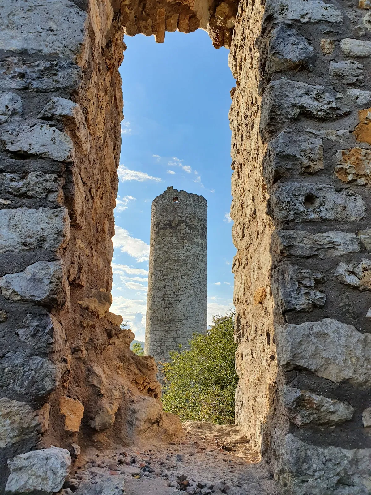 Руины замка Бранденбург на вершине холма