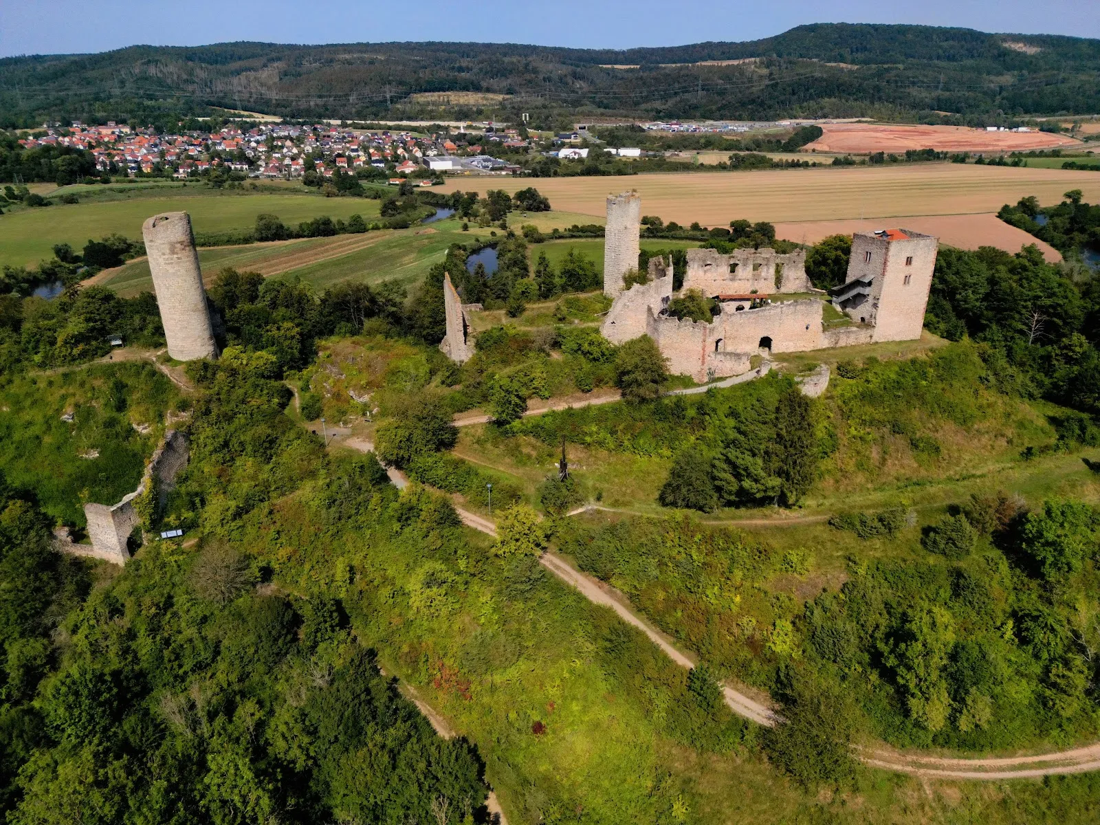 Руины замка Бранденбург на вершине холма