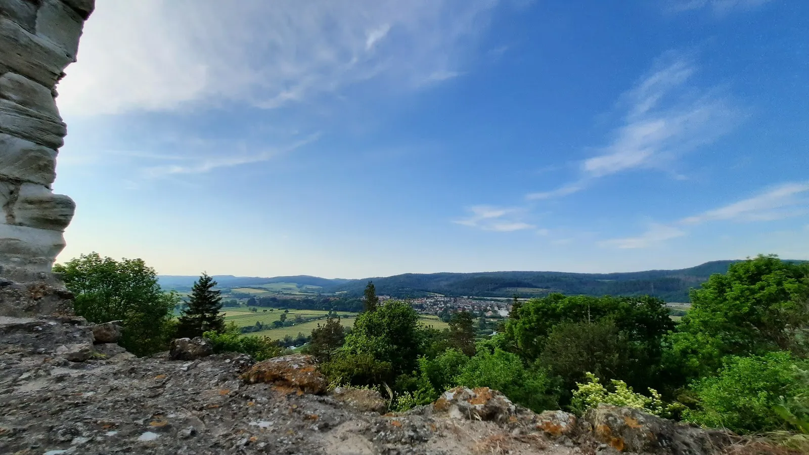 Руины замка Бранденбург на вершине холма