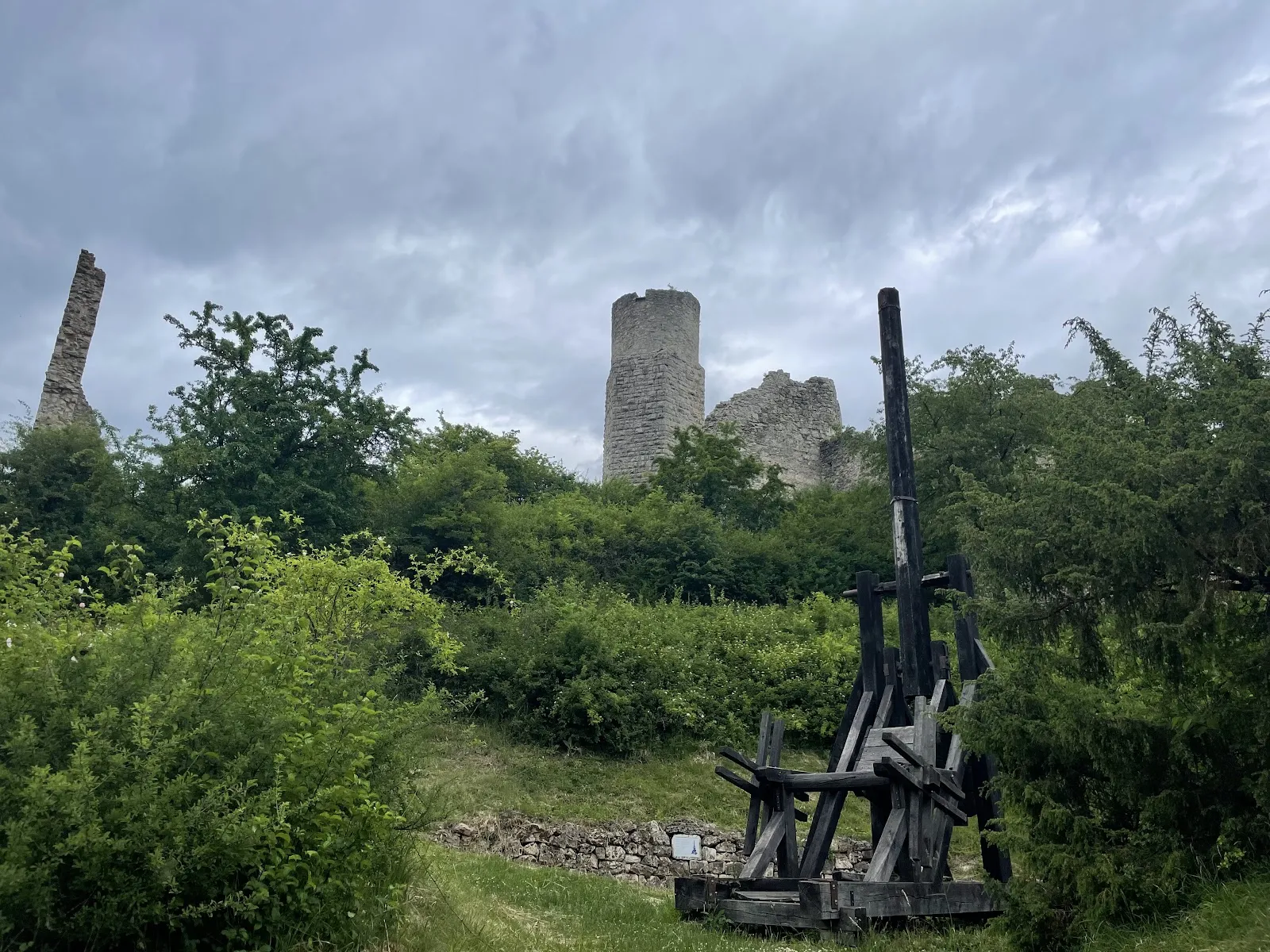 Руины замка Бранденбург на вершине холма