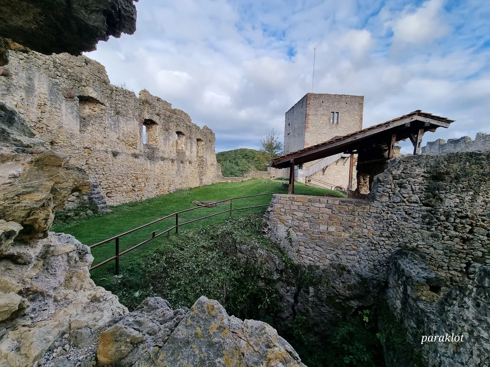 Руины замка Бранденбург на вершине холма