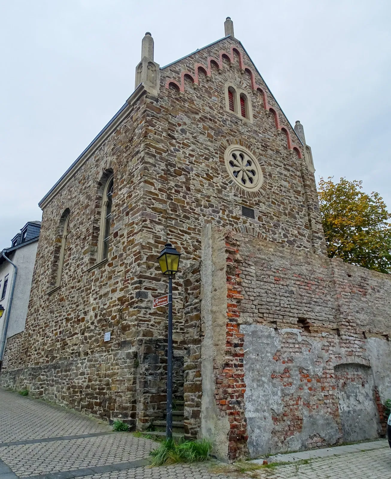Вид на здание бывшей синагоги в Мюнстермайфельде