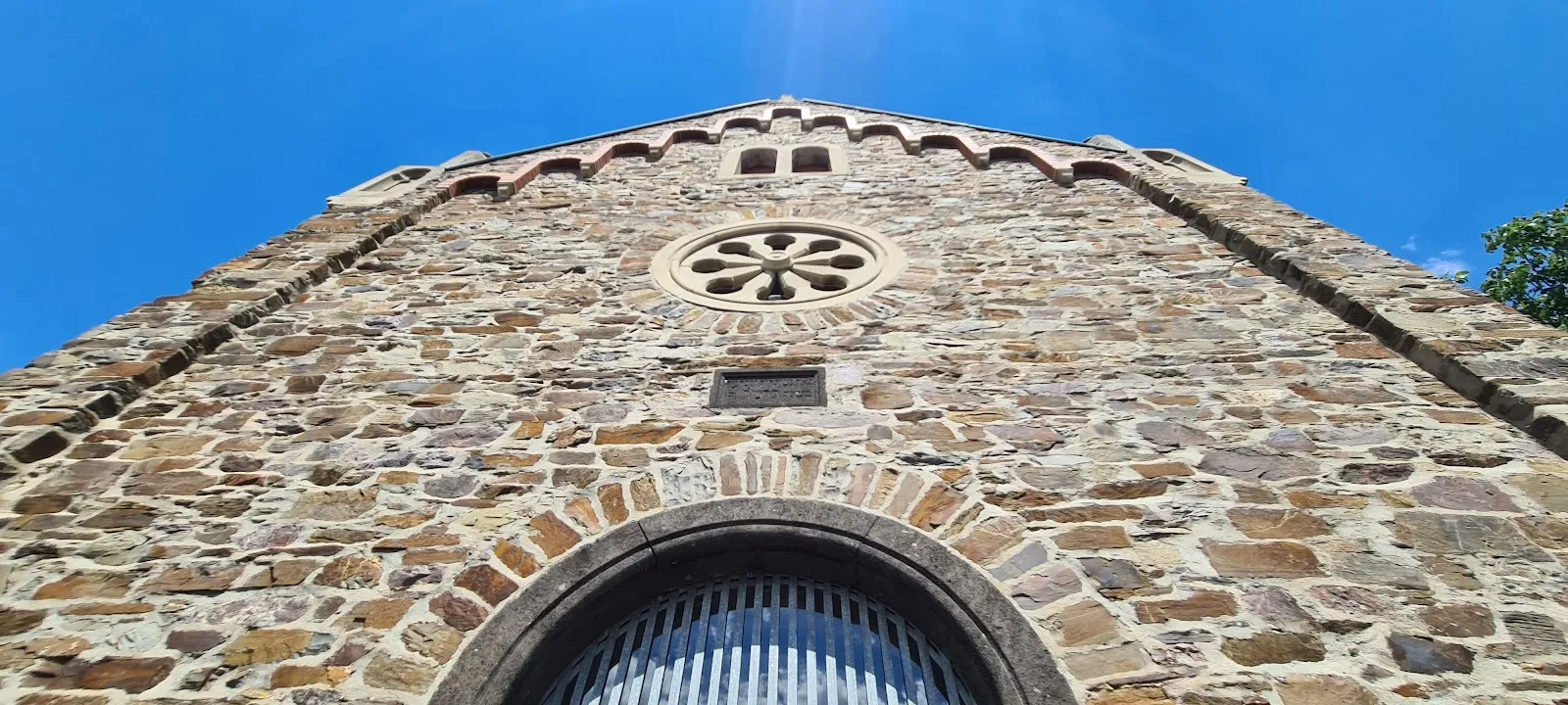 Вид на здание бывшей синагоги в Мюнстермайфельде