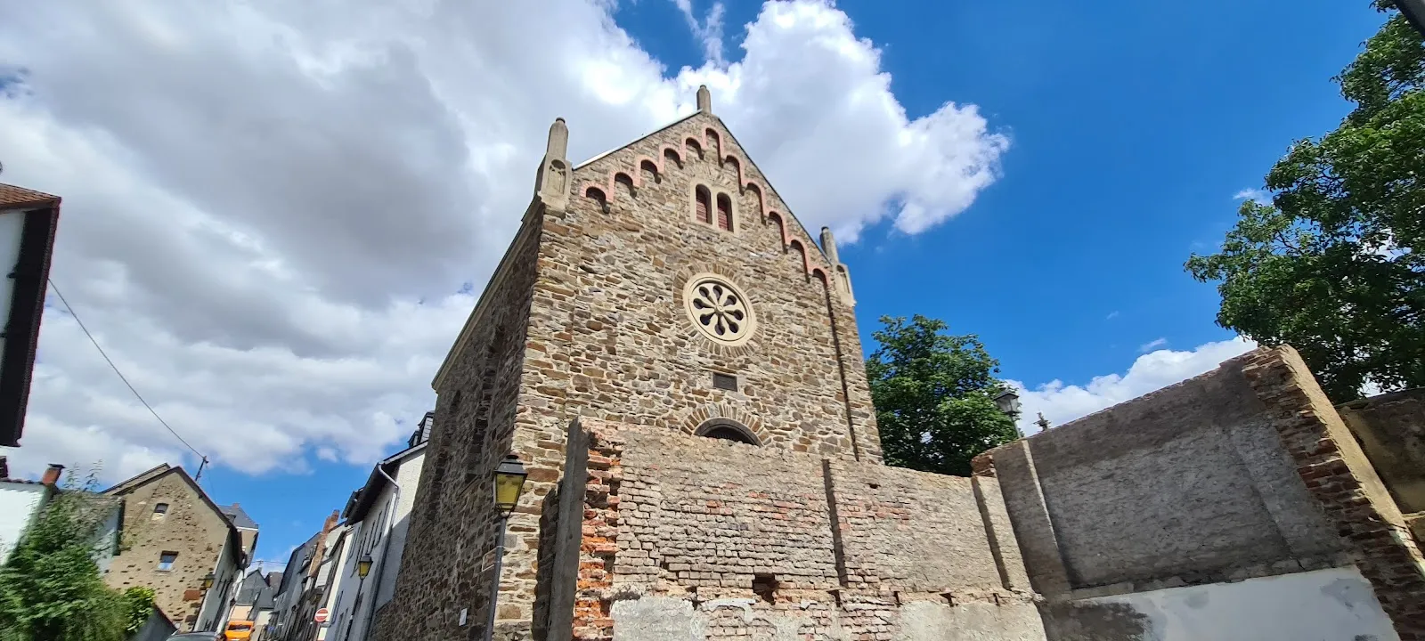 Вид на здание бывшей синагоги в Мюнстермайфельде