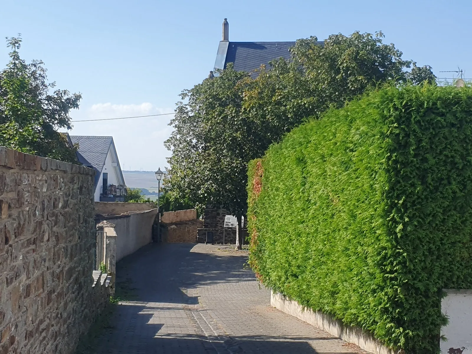 Вид на здание бывшей синагоги в Мюнстермайфельде