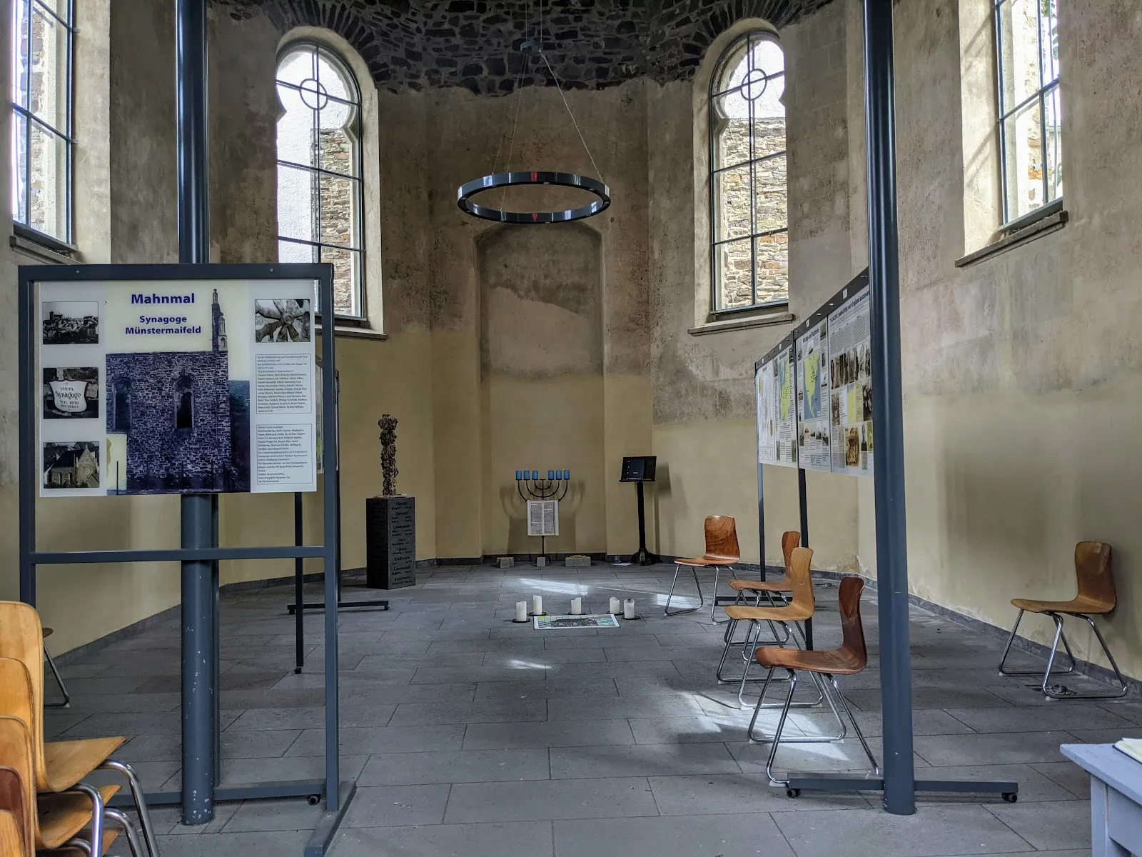 Вид на здание бывшей синагоги в Мюнстермайфельде