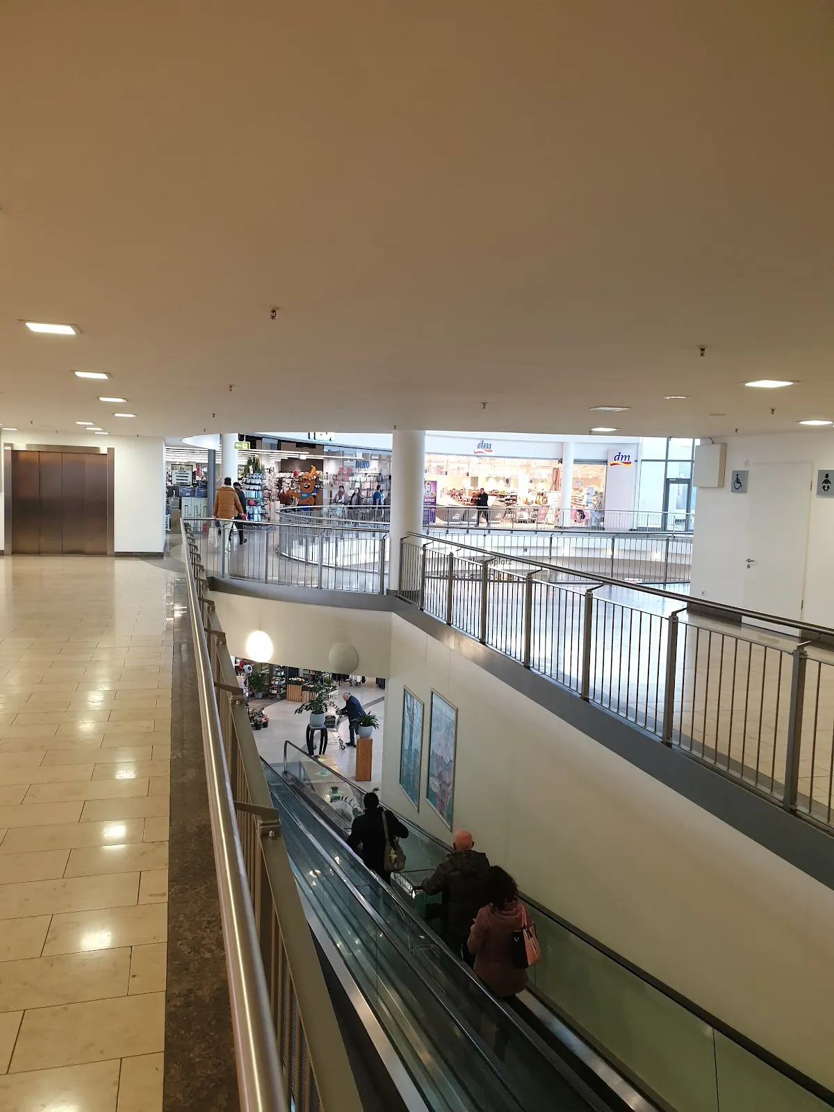 Центр города Кель, Германия, с историческими зданиями и оживленной площадью.