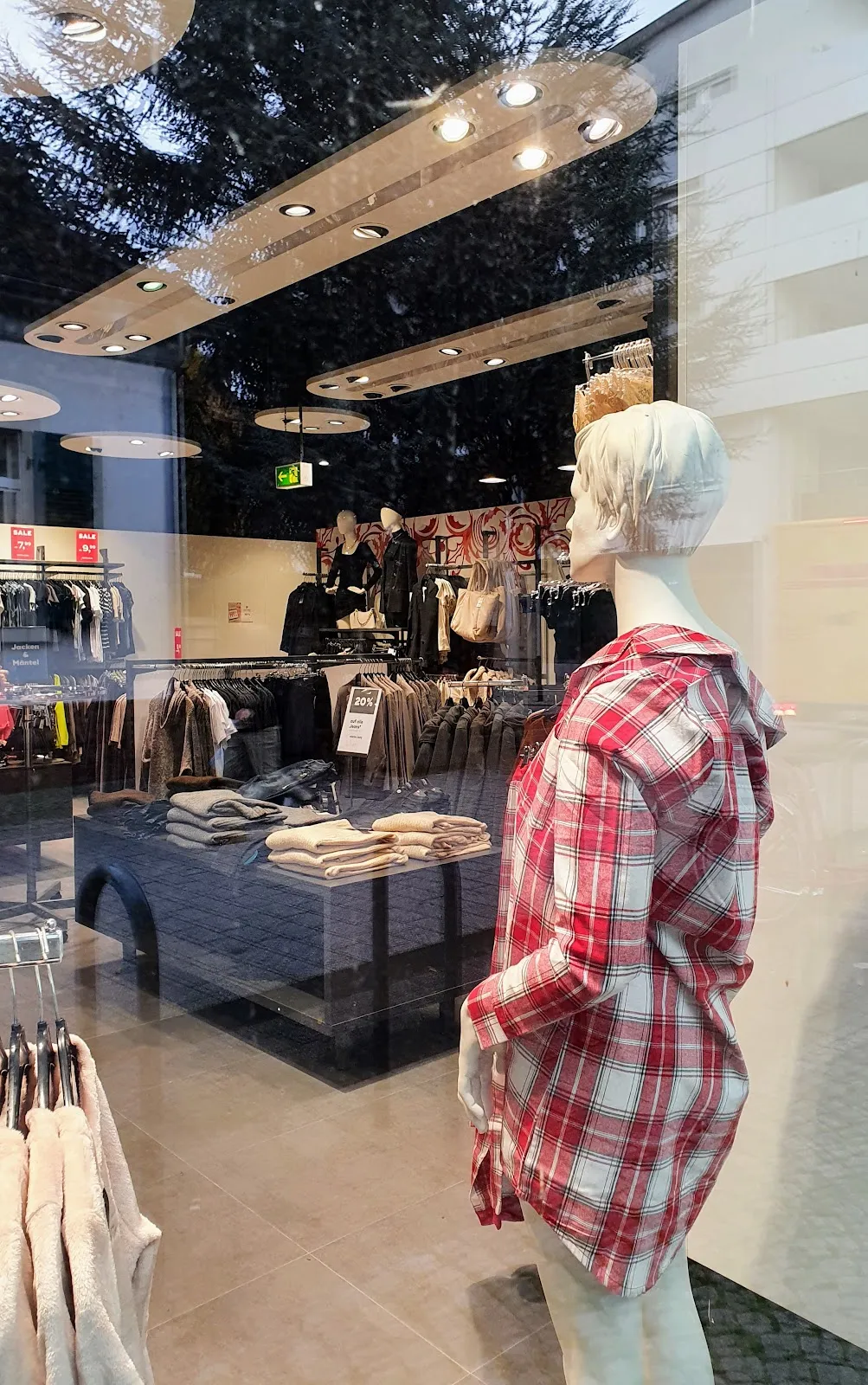 Центр города Кель, Германия, с историческими зданиями и оживленной площадью.