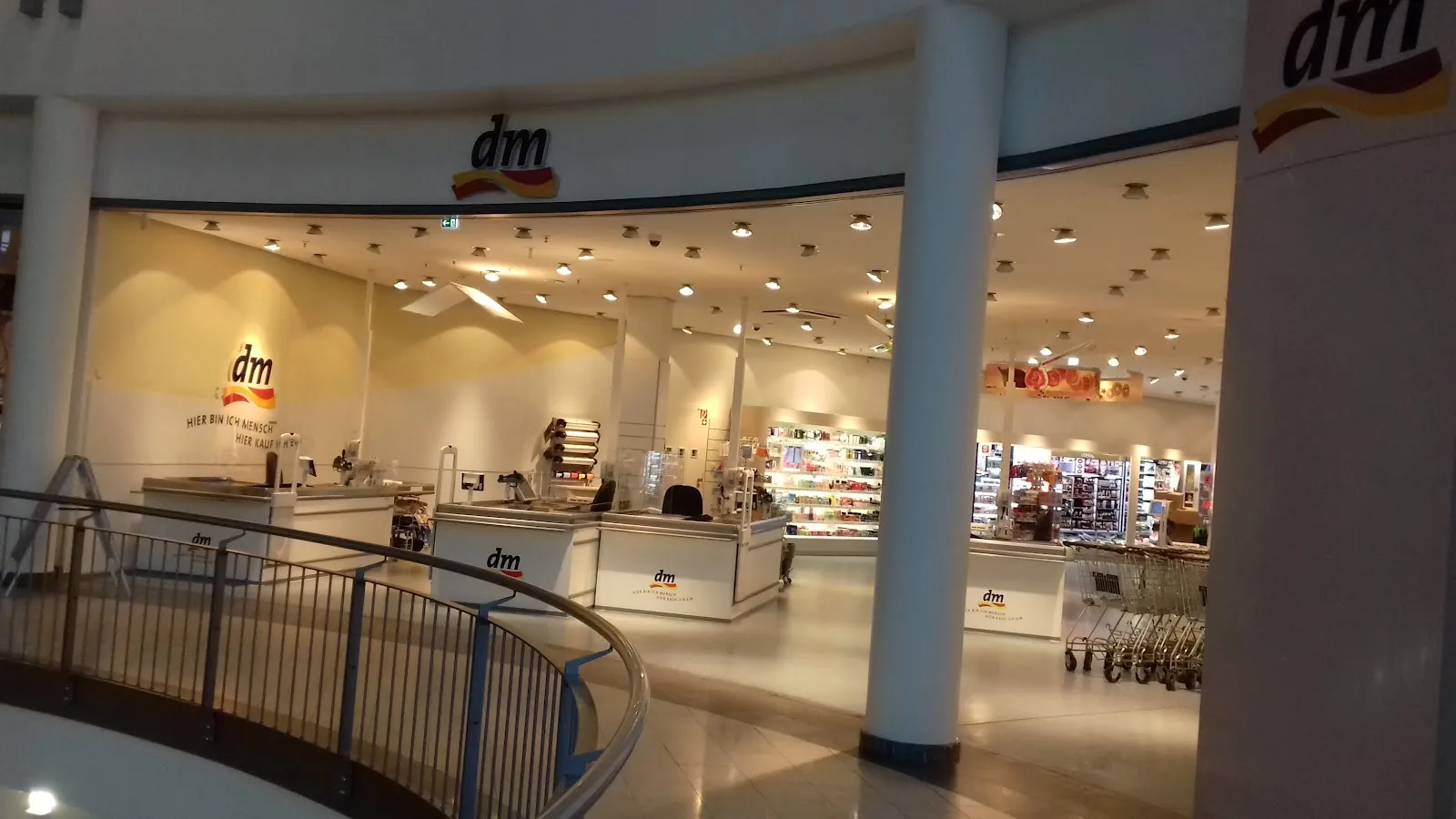 Центр города Кель, Германия, с историческими зданиями и оживленной площадью.