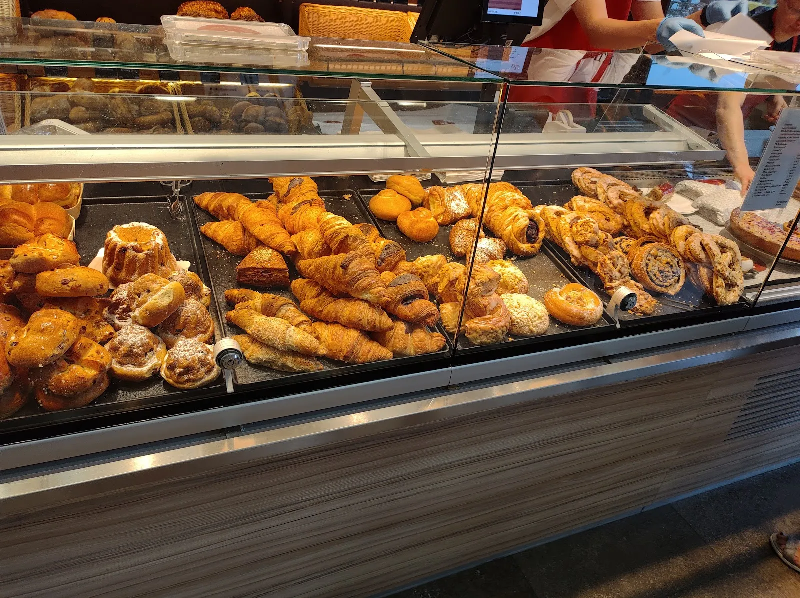 Центр города Кель, Германия, с историческими зданиями и оживленной площадью.