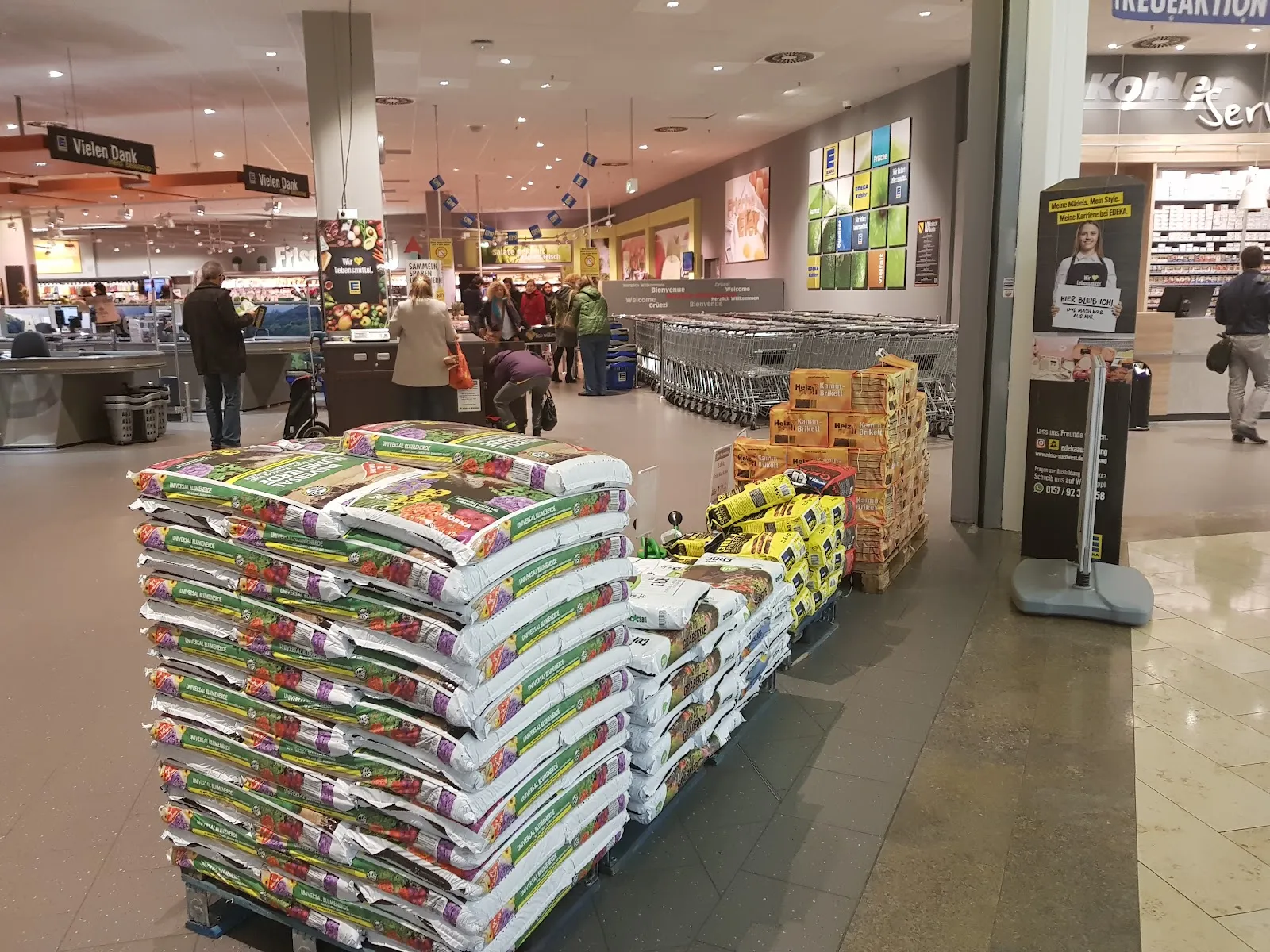 Центр города Кель, Германия, с историческими зданиями и оживленной площадью.