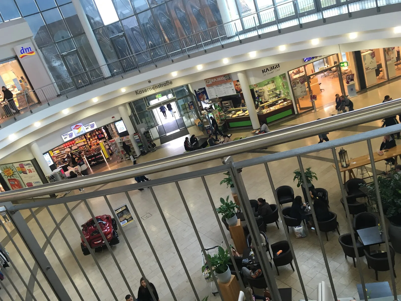 Центр города Кель, Германия, с историческими зданиями и оживленной площадью.