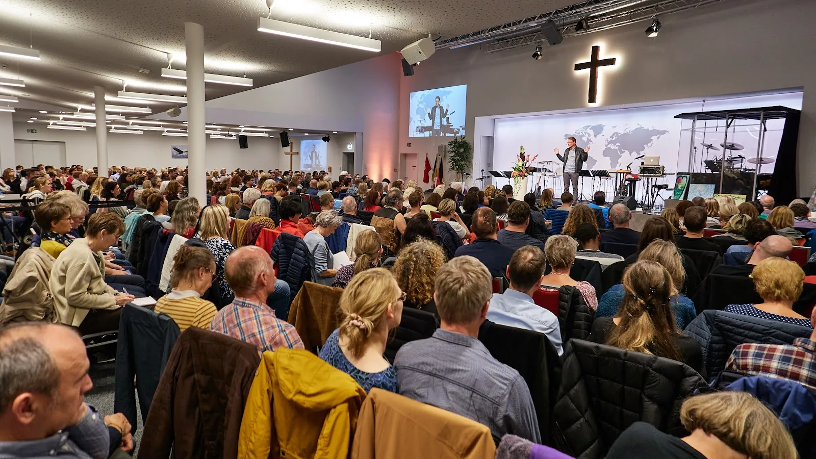 Здание Glory Life Center в Фильдерштадте, Германия, днем