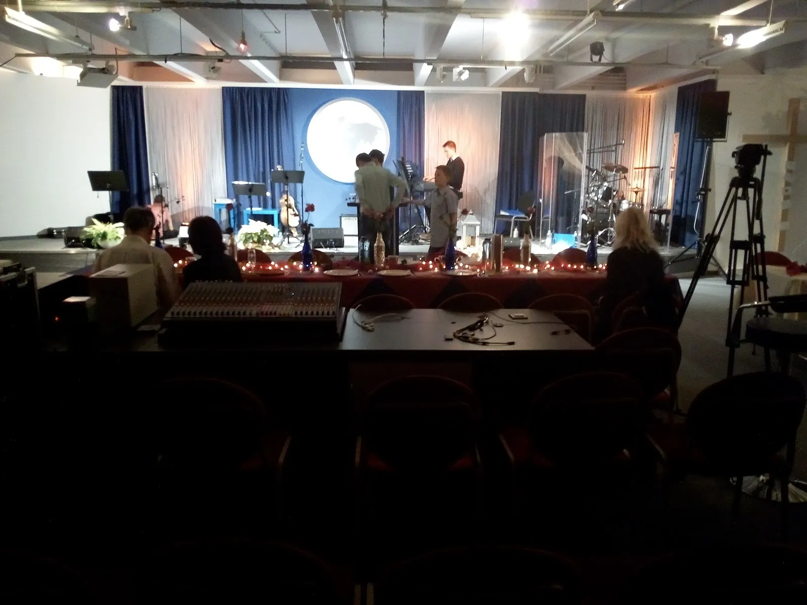 Здание Glory Life Center в Фильдерштадте, Германия, днем