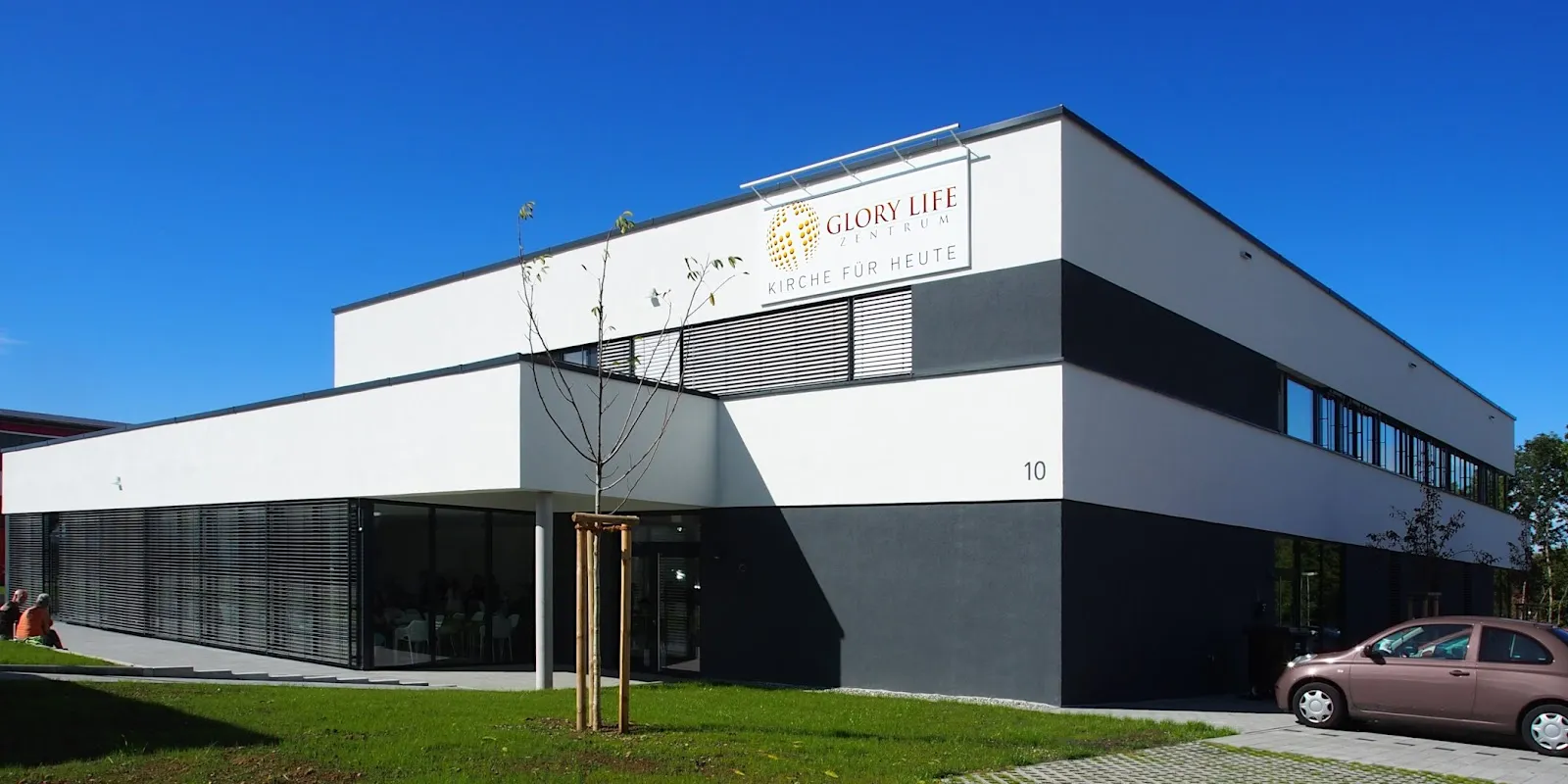 Здание Glory Life Center в Фильдерштадте, Германия, днем