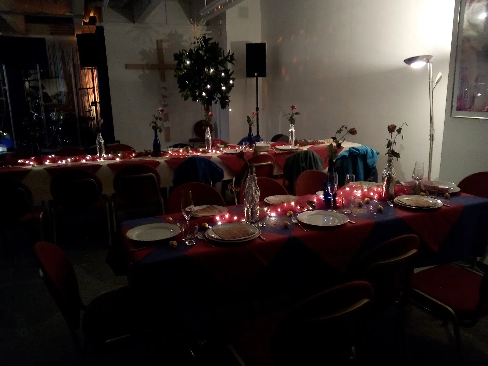 Здание Glory Life Center в Фильдерштадте, Германия, днем