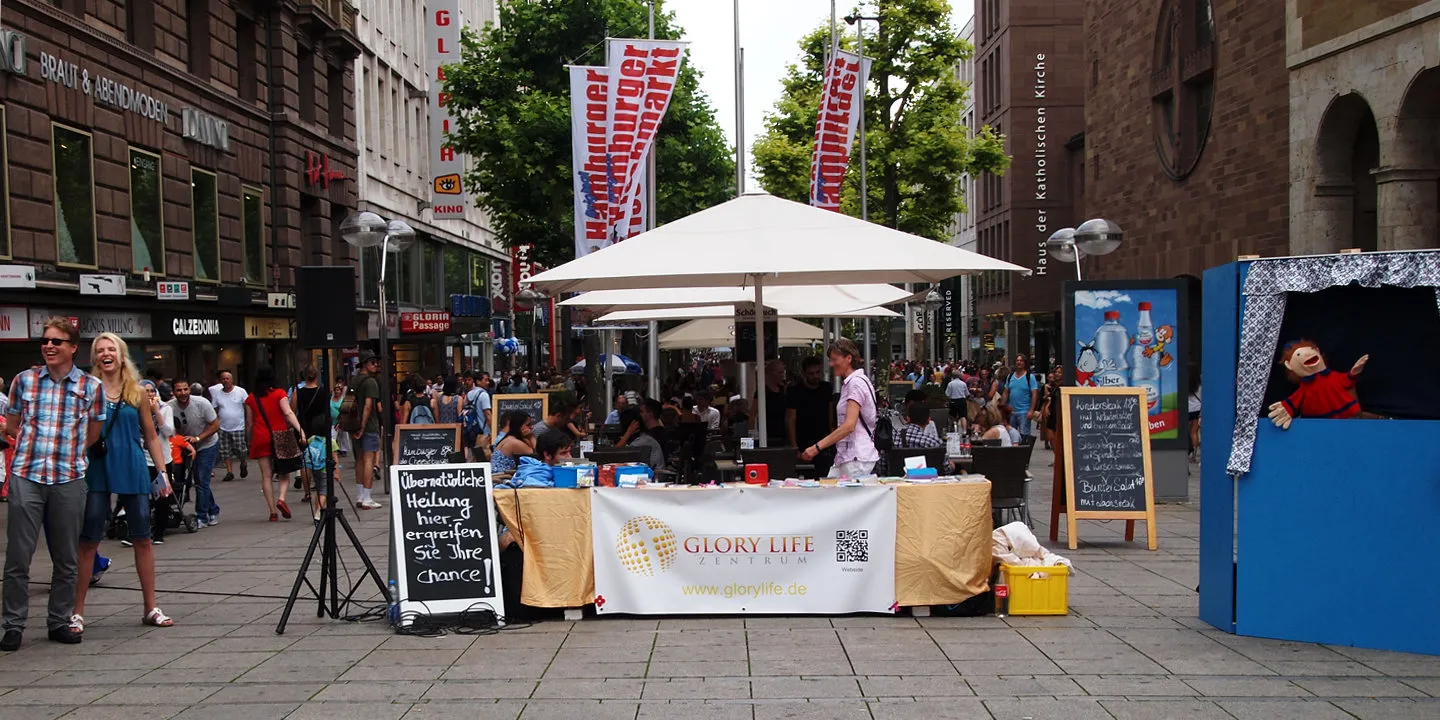 Здание Glory Life Center в Фильдерштадте, Германия, днем