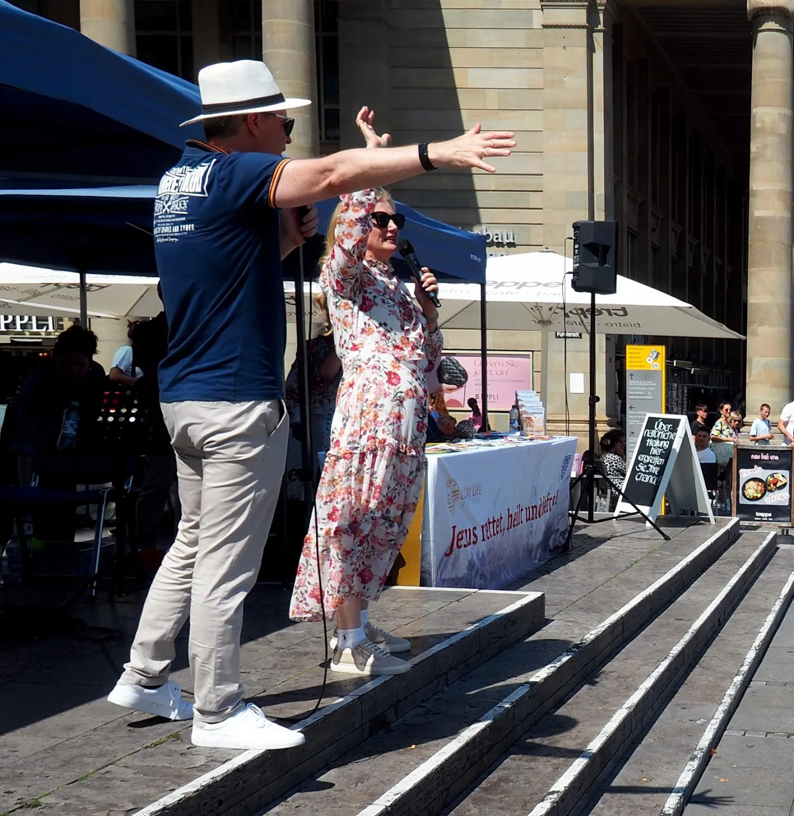 Здание Glory Life Center в Фильдерштадте, Германия, днем