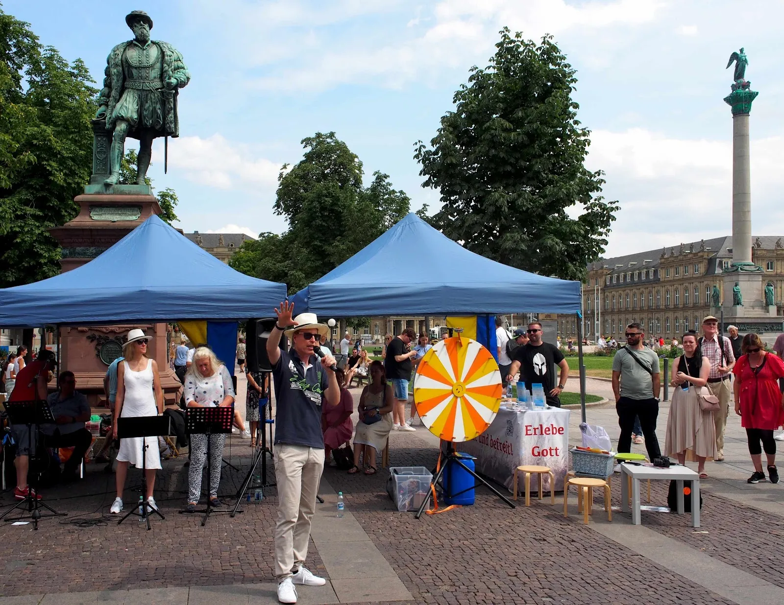 Здание Glory Life Center в Фильдерштадте, Германия, днем