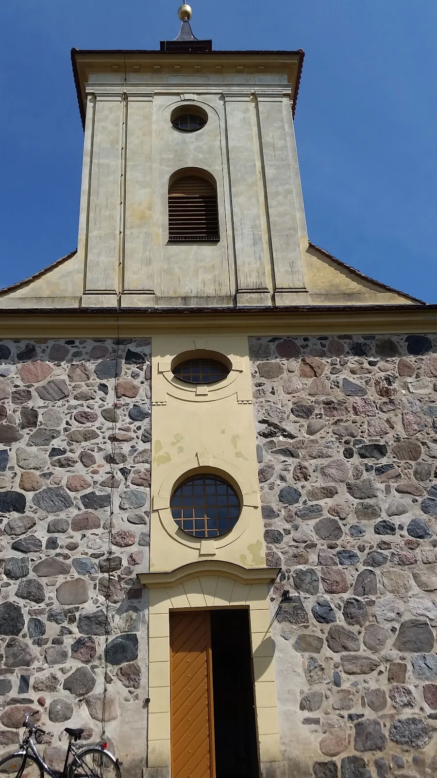 Фасад церкви Дамсдорфа в Германии