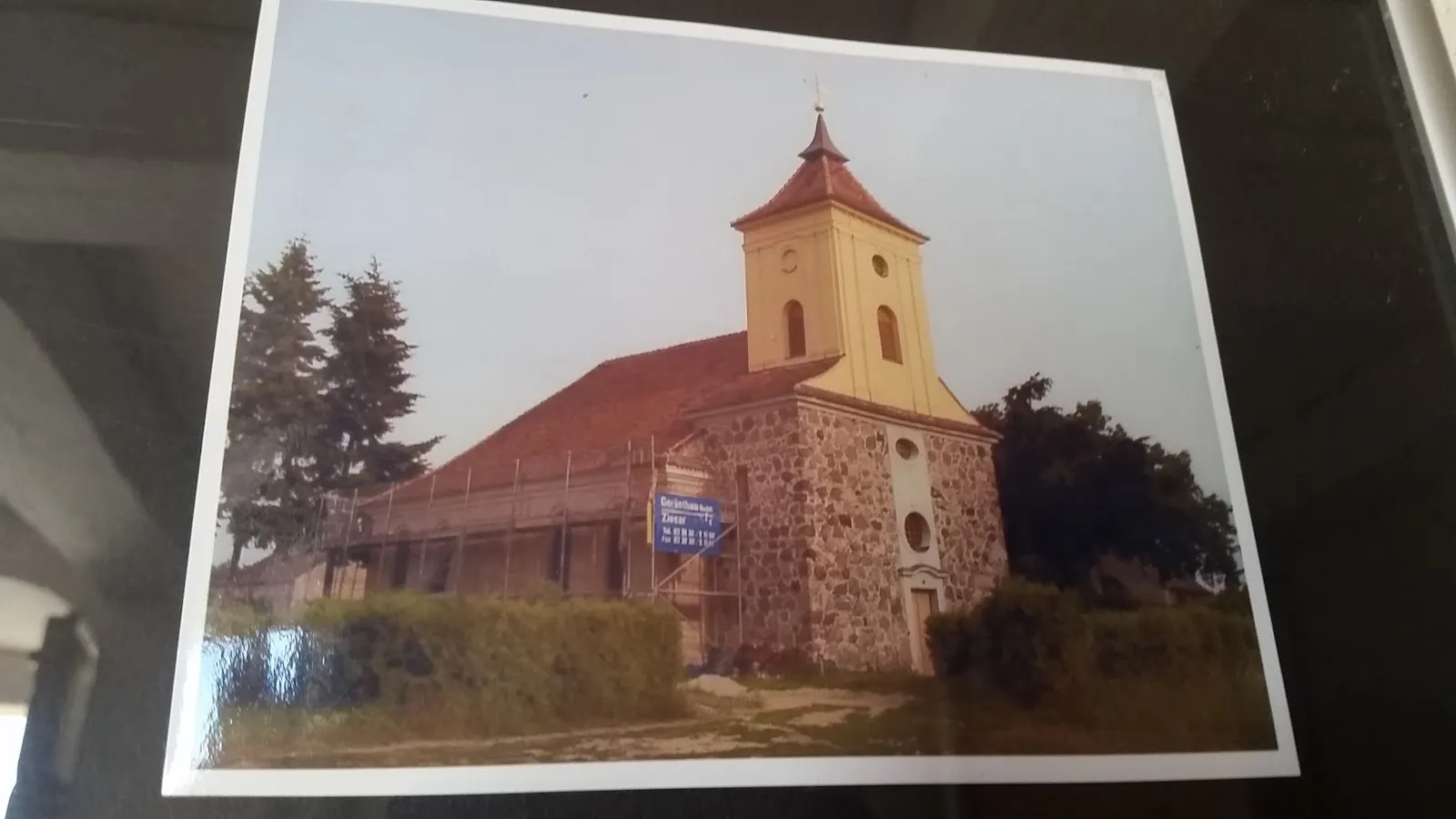 Фасад церкви Дамсдорфа в Германии