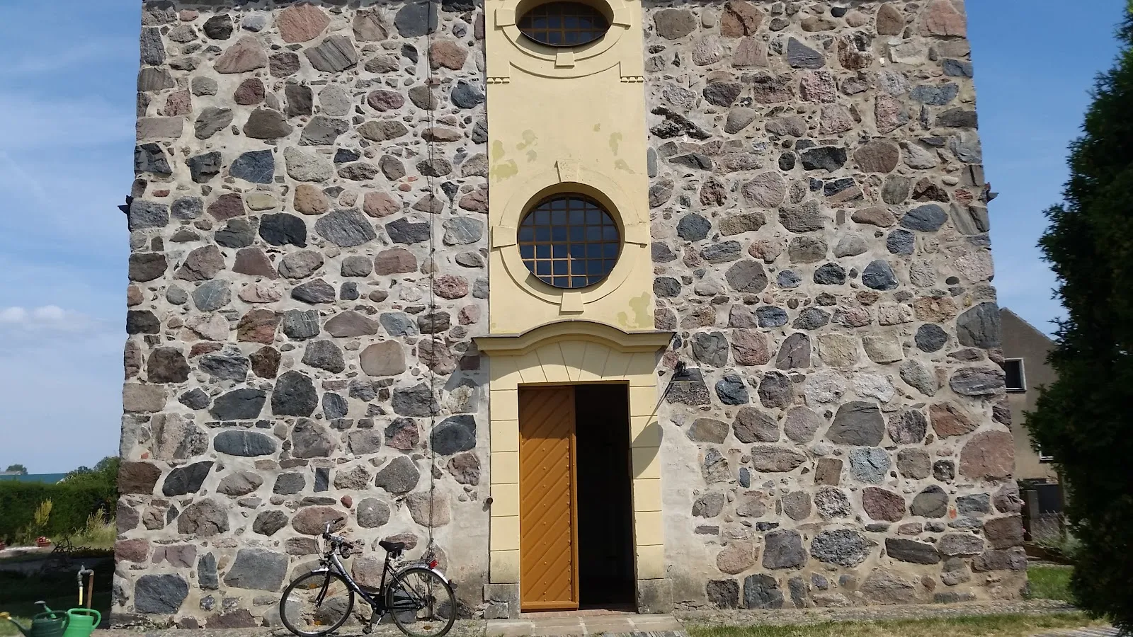 Фасад церкви Дамсдорфа в Германии