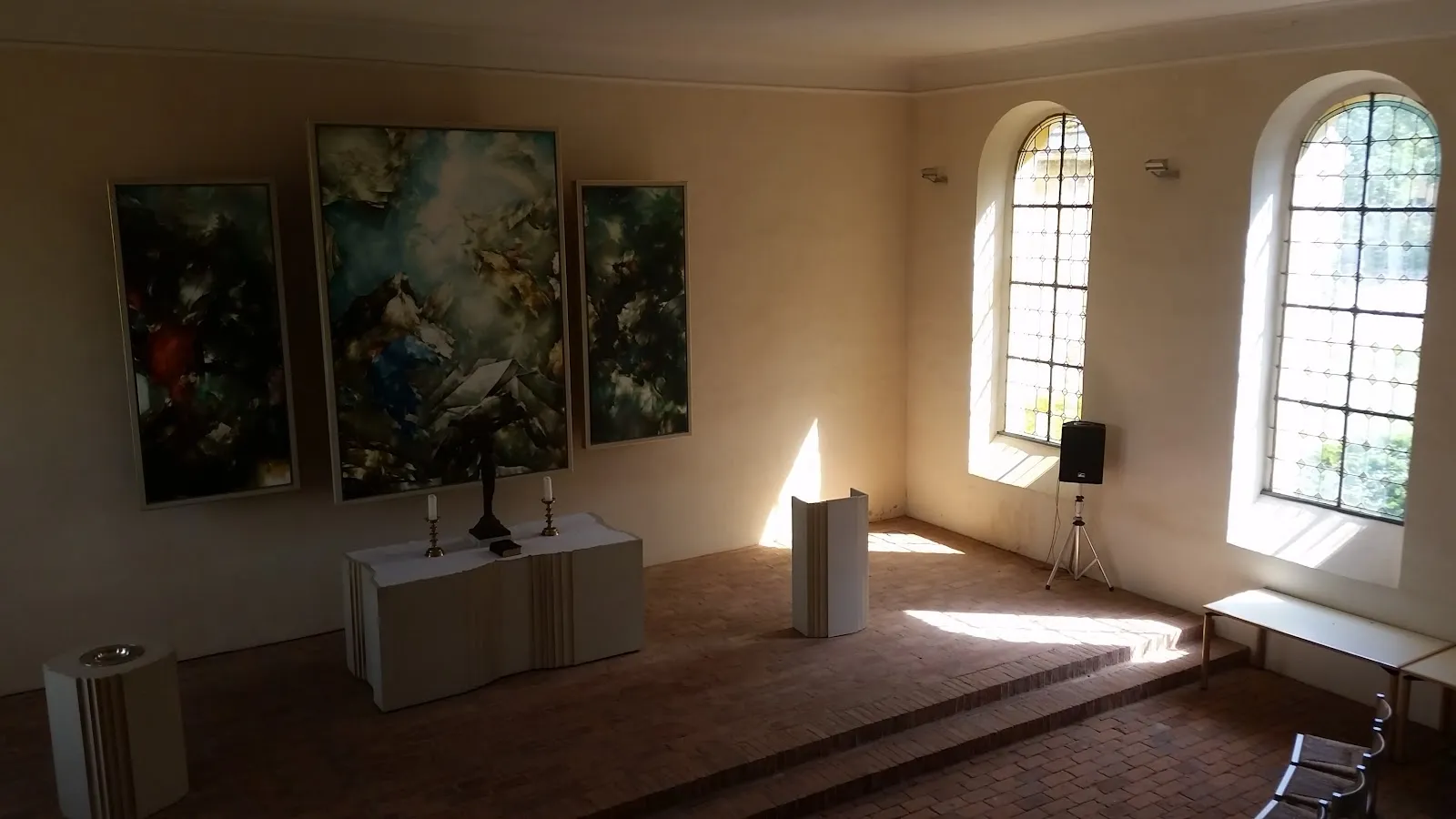 Фасад церкви Дамсдорфа в Германии