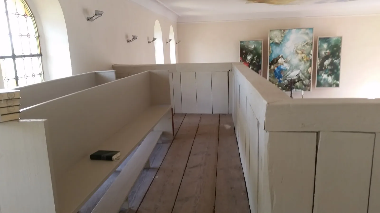 Фасад церкви Дамсдорфа в Германии