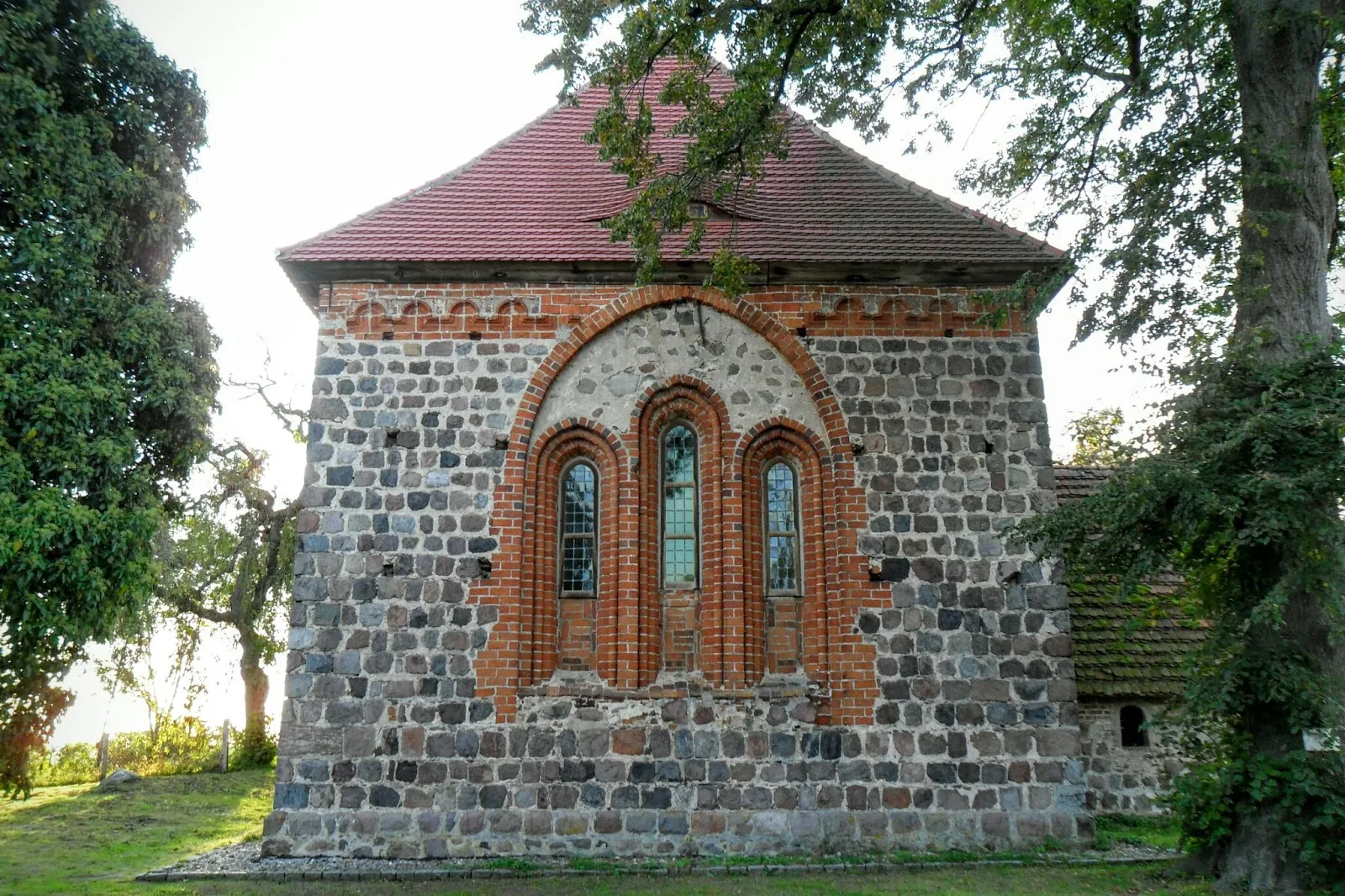 Церковь из валунов в Вилисте