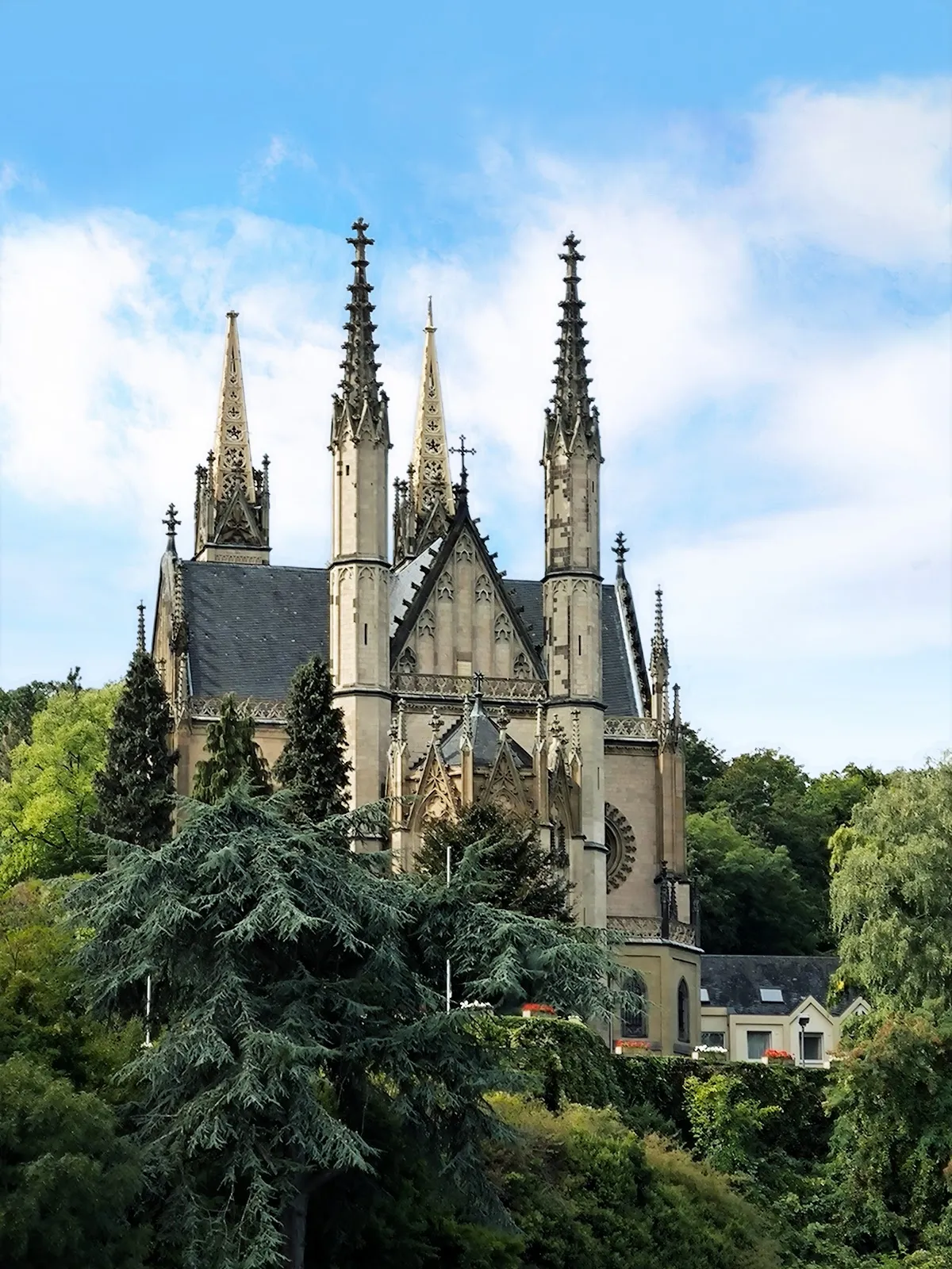 Фасад Церкви Святого Аполлинария в Ремагене