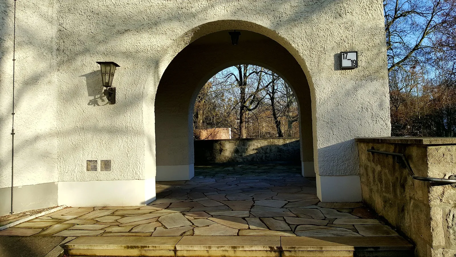 Внешний вид церкви Святого Иоанна Богослова в Берлине